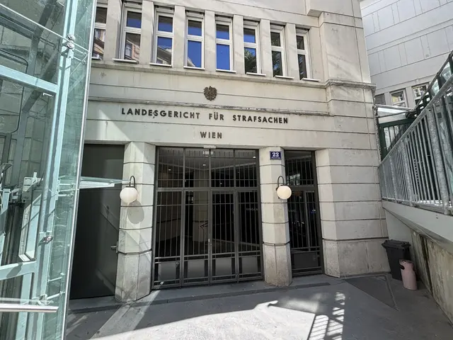 Am Montag fand der erste von vier Prozesstagen rund um die Liesinger Lehrerin statt. Diese soll von Jugendlichen über Monate hinweg missbraucht und unter Druck gesetzt worden sein.  | Foto: Andreas Pölzl/MeinBezirk Wien
