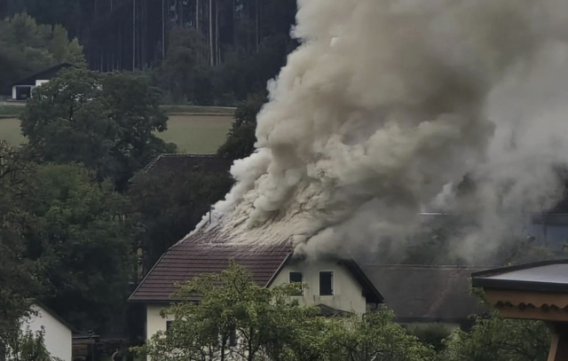 Beim Eintreffen der Wehren stand der Dachstuhl eines Wohnhauses bereits in Vollbrand. | Foto: Freiwillige Feuerwehr St. Margarethen im Lavanttal