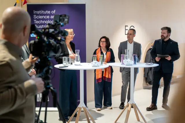 Karin Triendl von WORK SPACE Architekten ZT GmbH, Katharina Rokvić vom Hilfswerk Niederösterreich, Georg Schneider vom ISTA im Gespräch, moderiert von Harald Wilkoszewski. | Foto: ISTA