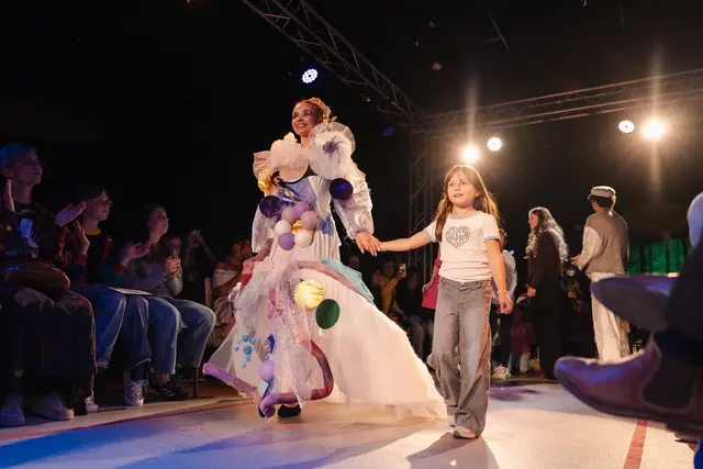 Stolz präsentierten die Jungdesignerinnen und Jungdesigner ihre Kreationen am Laufsteg von Kids in Fashion.  | Foto: leggou