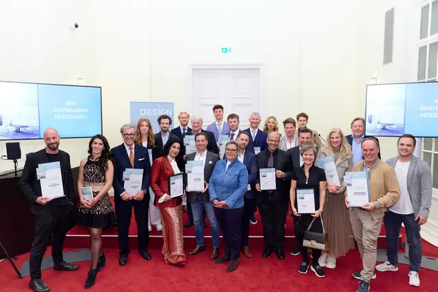 Die Preisträger des Möbel &amp; Design Guide Awards 2025: v.l.n.r. vorne, vor der Bühne stehend: Josef Deisl (Deisl Sauna &amp; Wellness – Gewinner Bad &amp; Wellness), Chiara Reichel, Christian Reichel und Dagmar Reichel (Designflagship by Eybl – Sonderpreis Familienunternehmen), Martin Aigner (Lichtprojekt – Gewinner Licht &amp; Leuchten), Anna M. Del Medico (Autorin), Matthias Maringer (Lichtprojekt – Gewinner Licht &amp; Leuchten), Thomas Chuchlik (HeimkinoWelt – Sonderpreis Home Cinema Experience), Michael Stein (Herausgeber/Verleger medianet), Anita Auinger (Auinger Ideenreich für schönes Wohnen – Gewinner Möbel und Design), Andrea Popinger-Schwab (Wohnstudio Schwab – Gewinner Raumausstattung), Hans und Johannes Auinger (Auinger Ideenreich für schönes Wohnen – Gewinner Möbel und Design) Hinten auf der Bühne stehend: Katharina Kollarits und Matthias Kainz (Kramer &amp; Kramer – Gewinner Outdoor), Konstantin Busse (Hästens Wien – Art of Sleep – Gewinner Schlafen), Wolfgang Faulmann (Faulmann &amp; Faulmann – Sonderpreis Lebenswerk), Karl Josef Schauer (See+Maschik I SieMatic by Wohnwelt Maier – Gewinner Küche), Christian Chladek (Allsound – Gewinner Multimedia), Karl Schauer und Karla Lilli Schauer (See+Maschik I SieMatic by Wohnwelt Maier – Gewinner Küche), Alfred Maierhofer (Wohndesign Maierhofer – Sonderpreis Wohnkonzepte), Fabian Haas (See+Maschik I SieMatic by Wohnwelt Maier – Gewinner Küche), und auf der Bühne ganz rechts neben dem Bildschirm Ralf Busse (Hästens Wien – Art of Sleep – Gewinner Schlafen) | Foto: Schedl