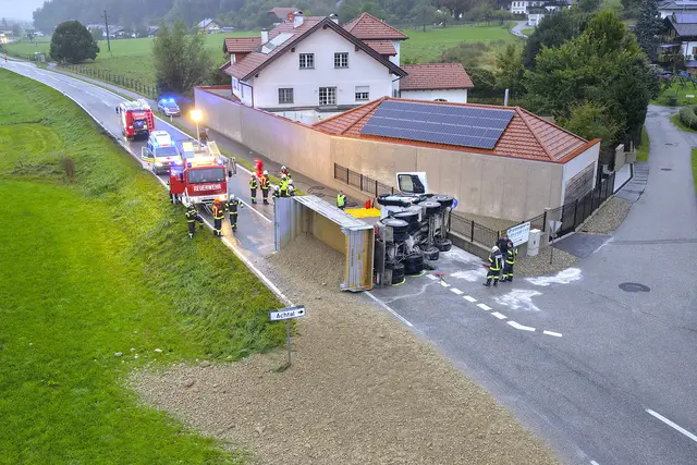 Der umgekippte Lkw auf der B 147. | Foto: Fesl