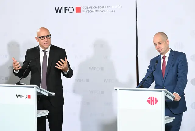 Wifo-Chef Felbermayr (im Bild links mit IHS-Chef Bonin) warnt vor einem verlorenen Jahrzehnt und fordert eine breite Reformpartnerschaft, um Österreichs Wirtschaft wieder auf Wachstumskurs zu bringen. | Foto: HELMUT FOHRINGER / APA / picturedesk.com