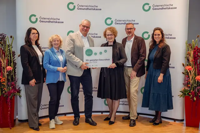 Landesrätin Christiane Teschl-Hofmeister (VP) in Vertretung von Landeshauptfrau Johanna Mikl-Leitner, Landesrätin Eva Prischl und Schulqualitätsmanagerin Ute Zechner-Gjeci in Vertretung von Bildungsdirektor Karl Fritthum überreichten gemeinsam mit dem Landesstellenausschussvorsitzenden der ÖGK in Niederösterreich, Robert Leitner, die Auszeichnungen an Schulleiter Wolfgang Müllner.
 | Foto: ÖGK