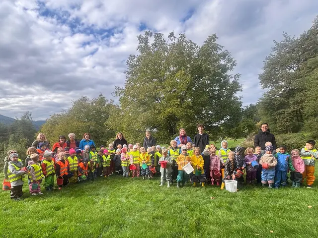 Die Liebenfelser Kindergartenkinder trafen sich zum Nüsse sammeln. | Foto: Bimbulli GmbH