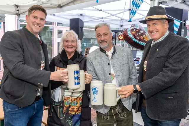 Die Wettervorhersage lag daneben, doch die Stimmung beim Oktoberfest 2025 in Gratkorn blieb ungetrübt. | Foto: Marktgemeinde Gratkorn/Gasser&amp;Gasser