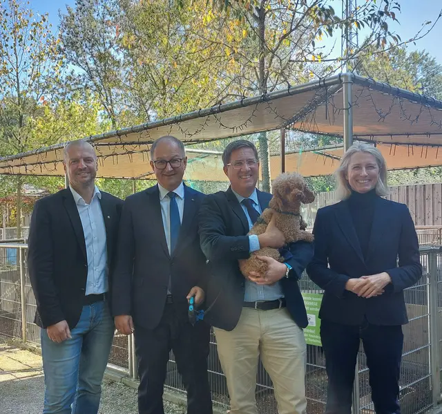 Thomas Rammerstorfer empfing den Tierschutzlandesrat Martin Winkler im Beisein von Bürgermeister Andreas Rabl, Hund Dasy und der Büroleiterin des Landerates, Miriam Köck, im Welser Tierheim. | Foto: Rammerstorfer