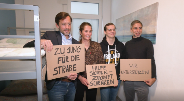 (v.r.n.l.) Tom Adrian, Leiter der Jugendnotschlafstelle a_way, Marlene, Maresi Kienzer, Leiterin des JUCA Wohnhauses für junge Erwachsene und Klaus Schwertner, Caritasdirektor der Erzdiözese Wien. | Foto: Andreas Pölzl/MeinBezirk