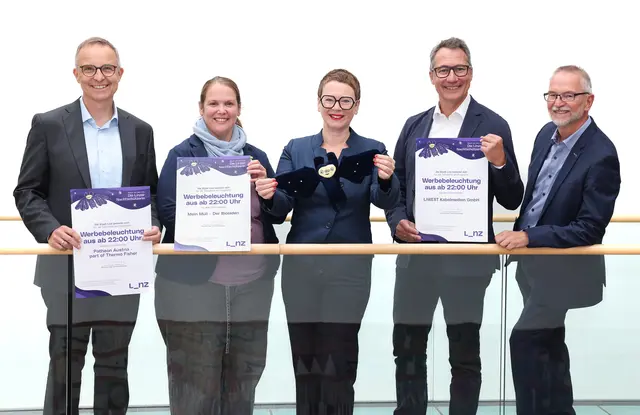 Von links: Ulrich Wieltsch (Patheon part of Thermo Fisher), Elisabeth Krainz-Blum ("Mein Müli – Der Bioladen", Stadträtin Eva Schobesberger (Grüne) Stefan Gintenreiter (Liwest Kabelmedien GmbH) und Alfred Moser, Projektleiter Lichtverschmutzung am Magistrat Linz. | Foto: Stadt Linz