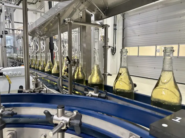 Rund vier Millionen Flaschen Sekt lagern seit Mitte des Jahres in Müllendorf.  | Foto: Stefan Schneider