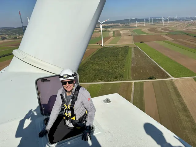 Die Luke ist nicht groß, durch die Lukas Fürnkranz (EVN) hier kommt.  | Foto: MeinBezirk/Birgit Bachhofner