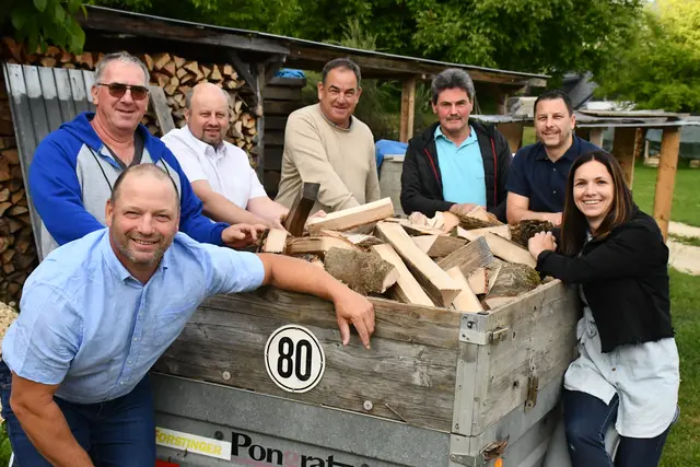 Zusammenhelfen bei der Aktion "A warme Stub'n – gratis Brennholz": Daniel Wrießnig, Anton Polzer, Manfred Daniel, Franz Skutl, Johann Tomitz, Johann Rigelnik und Kristina Müller (von links) beim Beladen eines Anhängers | Foto: Privat