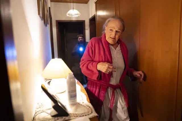 Eine 88-jährige Niederösterreicherin erlebt am heurigen Muttertag, dem 11. Mai 2025, einen Alptraum: Ein Mann bricht bei ihr ein und verlangt Geld und Schmuck. Hier eine Szene des Reenactments. | Foto: ServusTV/Ulrich Aydt