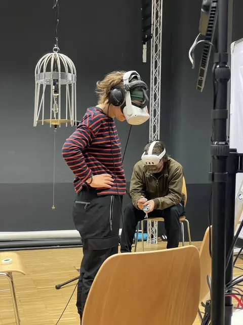 Hier sieht man die Teilnehmenden, wie sie in die virtuellen Realität eintauchen | Foto: FH St. Pölten