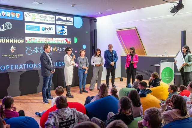 Die ausgezeichneten Schulklassen auf der Bühne. | Foto: FLiP gGmbH für Finanzbildung in Kärnten 