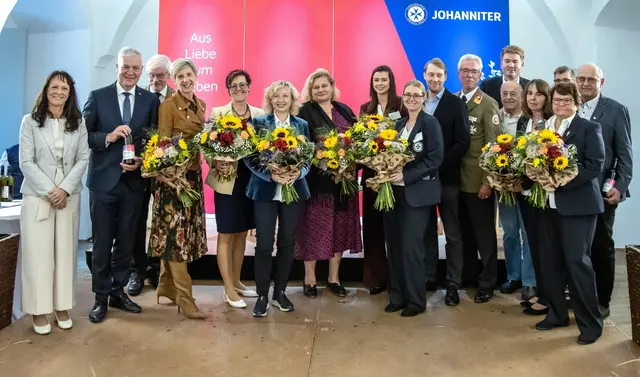 Feierliche Eröffnung des Johanniter-Standorts mit u.a. Landesrat Anton Kasser, Landesrätin Eva Prischl, Mitgliedern des Vorstands der LGA (Landesgesundheitsagentur), Bezirkshauptfrau Claudia Pfeiler-Blach, Bürgermeisterin von Orth/Donau Elisabeth Wagnes und Vertreter:innen der Johanniter aus Präsidium, Geschäftsführung, Rettung und Community Nursing      | Foto: Orth/Donau