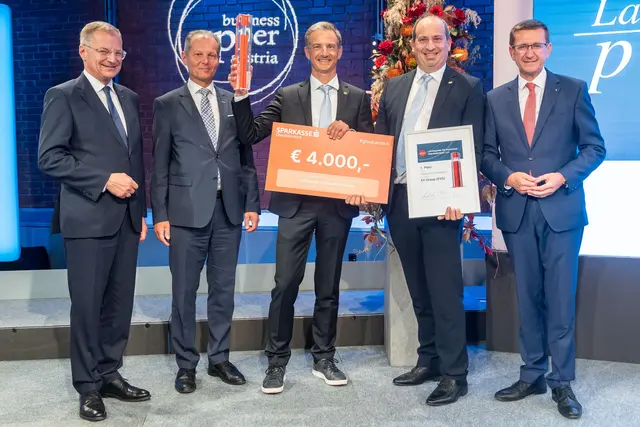 Von links: Landeshauptmann Thomas Stelzer, Martin Bergsmann (Spartenobmann-Stellvertreter, Sparte Industrie WKOÖ), Bernd Thallner (Pathfinding and Optics Director, EVG), Werner Thallner (Executive Operations Director, EVG), Wirtschaft-Landesrat Markus Achleitner. | Foto: Cityfoto / Pelzl