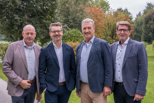 Bgm. Sepp Ritzer, Primar Benjamin Henninger, Verbandsobmann Bgm. Rudi Puecher und Bgm. Hermann Ritzer (v.l.) freuen sich über die neue Leitung der Radiologie.  | Foto: RAUM15 Digital Solutions GmbH