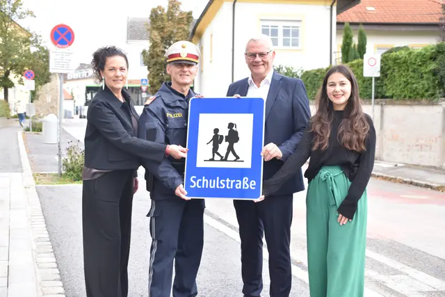 (v.l.) Direktorin und 2. Vizebürgermeisterin Charlotte Toth-Kanyak, Stadtpolizeikommandant Günter Hauer, Bürgermeister Thomas Steiner, Klubobfrau der Grünen Eisenstadt und Jugendgemeinderätin Samara Sánchez Pöll.
| Foto: Stefan Schneider