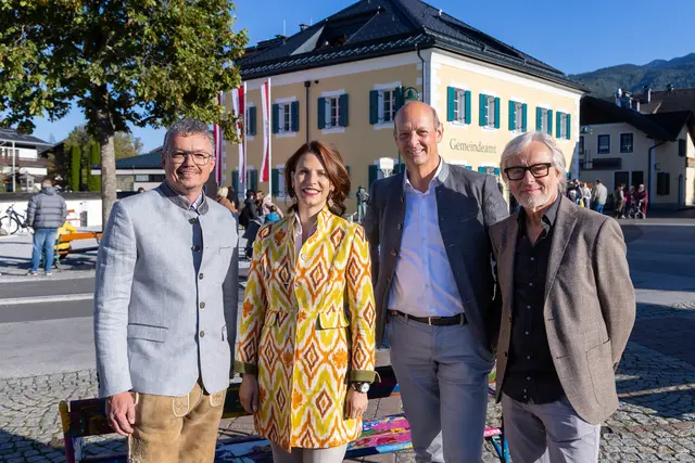 Im Zentrum von Strobl am Wolfgangsee. Von links: Strobls Bürgermeister Harald Humer, Landeshauptfrau Karoline Edtstadler, Vizebürgermeister Christof Hillebrand und Architekt Dietmar Neururer (künstlerische Planung).  | Foto: Land Salzburg/Neumayr/Hofer 