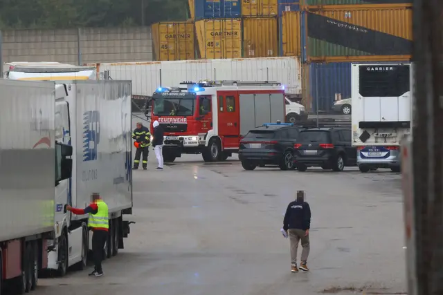 In Edt bei Lambach konnte ein Lkw-Lenker von der Feuerwehr nur mehr tot aus seiner Fahrerkabine geborgen werden. | Foto: laumat.at