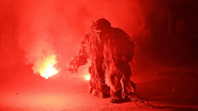 Mit ihren schaurigen Masken, dem Glockengeläut und dem Fell sorgen die Krampusse der Ehrenfels-Pass für Schaudern. | Foto: Norbert Ortner
