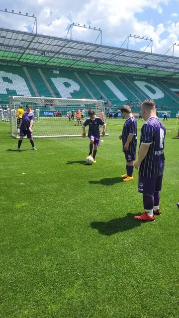 Highlight des violetten Special Needs Team war die Teilnahme am internationalen Turnier im vergangenen Sommer im Stadion von Rekordmeister SK Rapid Wien. Die Austria-Kicker spielten unter anderem gegen Juventus Turin und Ajax Amsterdam. | Foto: zVg/Haris Borozni/SV Austria Salzburg