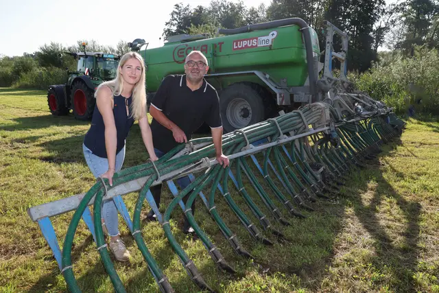 Stiegl-Nachhaltigkeitsbeauftragte Victoria Seidl und Konrad Steiner, HBLA-Lehrer und wissenschaftlicher Berater, freuen sich, dass die Forschungsarbeit Früchte getragen und die Brauerei-Kieselgur als Boden-Hilfsstoff eingesetzt werden kann. | Foto: Neumayr