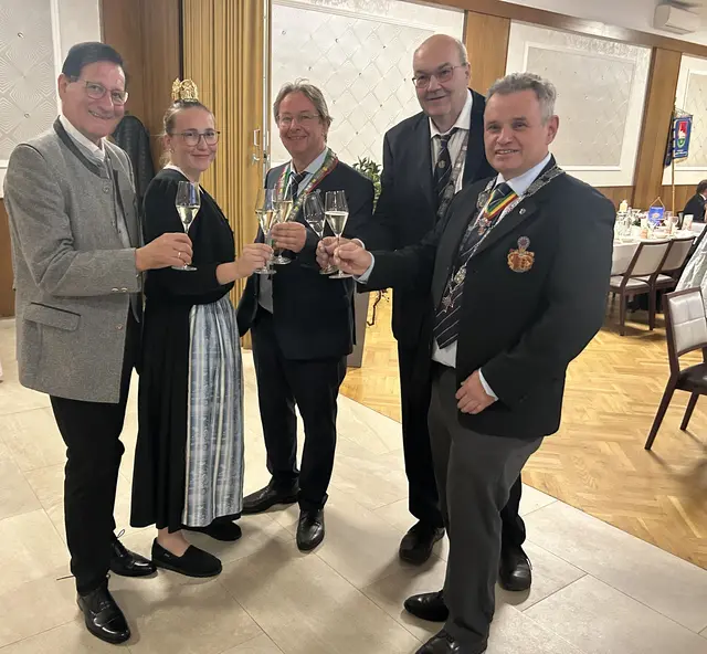Gerald Hüller, Weinprinzessin Lena Glauber, Werner Zechmeister, Michael Glauber und Klaus Köckenbauer. | Foto: Weinritterorden