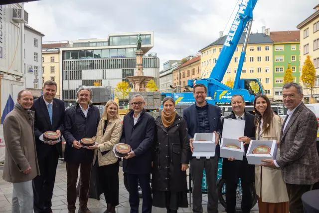 Eine Feierstunde für Stadtregierung und Wirtschaft: Die finale Phase der Neugestaltung am Bozner Platz wurde damit eingeleitet. | Foto: © M. Freinhofer