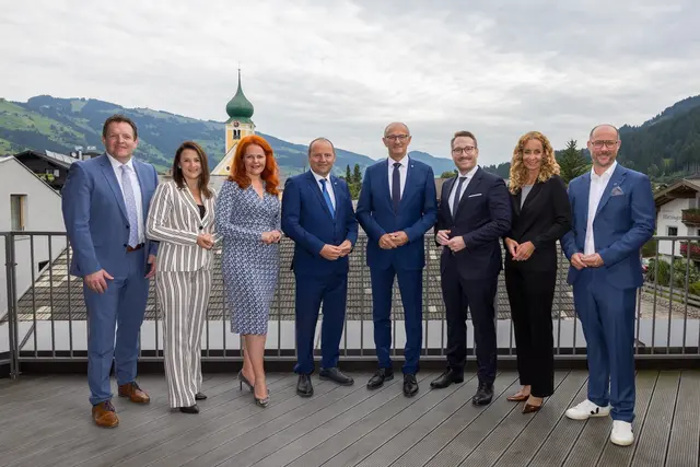 Tiroler Landesregierung (v.li.): LR René Zumtobel, LR Astrid Mair, LR Cornelia Hagele, LHStv. Josef Geisler, LH Anton Mattle, LHStv. Philip Wohlgemuth, LR Eva Pawlata und LR Mario Gerber. | Foto: Land Tirol/Sedlak