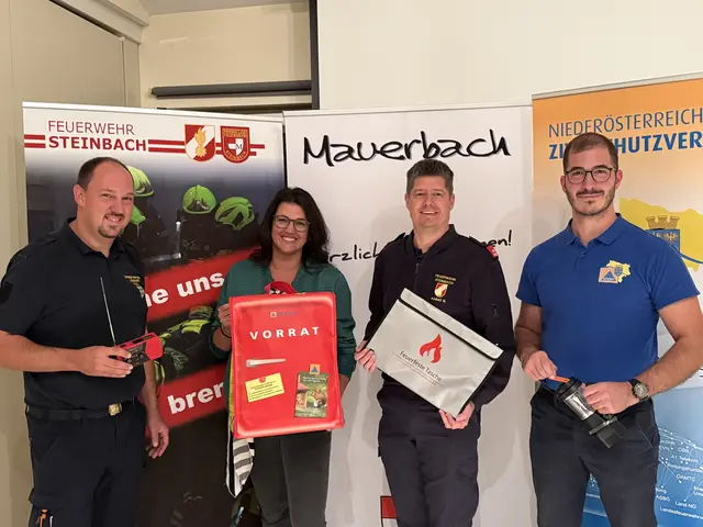 Dominik Kerschbaumer (Kommandant, FF Steinbach), Zivilschutz-GR Birgit Kerschbaumer, Vizebgm. Georg Kabas, Bernard Mahringer (NÖZSV, Referat Einsatz) | Foto: FF Steinbach