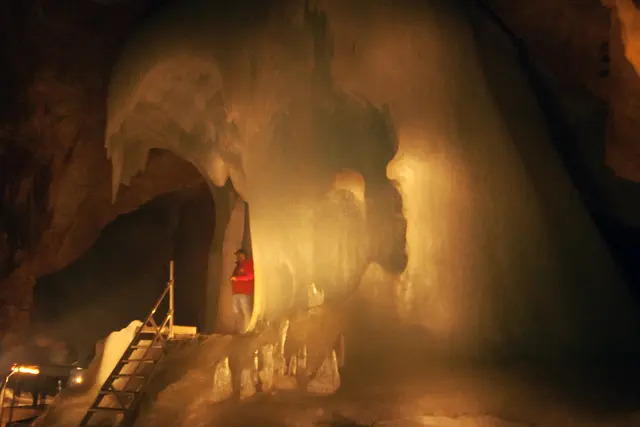 Bild # 2827: warmes Licht (von den Karbidlampen) tauchte das Eis in rotgelbe Farbe. | Foto: © by Ing. Günter Kramarcsik