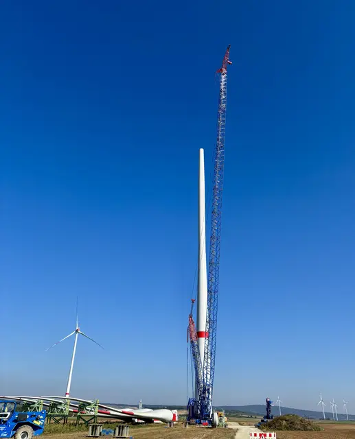 Unten liegen die zu montierenden Rotorblätter, doch dafür ist es heute zu windig.  | Foto: MeinBezirk/Birgit Bachhofner