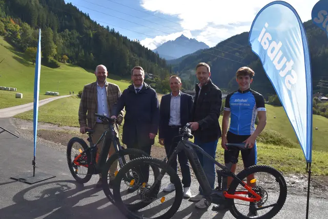 V.l. PV-Obmann Daniel Stern, LHStv. Philipp Wohlgemuth, Günter Guglberger (Land Tirol), TVB-Obmann Adrian Siller und Praktikant Joah Canazei | Foto: Kainz