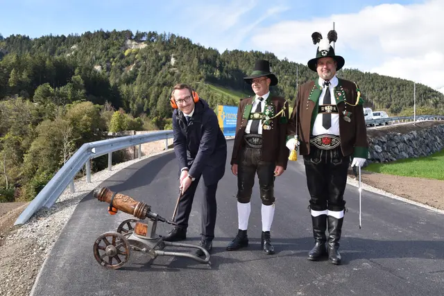 Die Stubaier Schützen luden den stv. Landeshauptmann ein, einen Ehrensalut für die Stubai Radroute abzufeuern. Gesagt, getan – es waren gleich drei! | Foto: Kainz