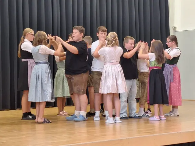 Die Schülerinnen und Schüler zeigten auch das Brauchtum her. | Foto: MS Vorau