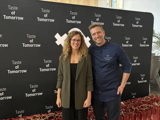 Eva Schlick kümmerte sich ebenfalls um die Organisation seitens der Tourismusschule Klessheim. Hier im Bild mit Starkoch und Juror Didi Maier. | Foto: Emanuel Hasenauer