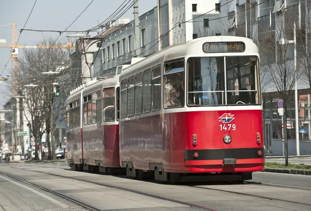 Straßenbahn der Linie 67 in Fahrt auf der Favoritenstraße in Fahrtrichtung Otto-Probst Platz. (Archiv) | Foto: Wiener Linien/Thomas Jantzen