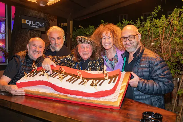 Titelfoto Purkersdorf: Der bekannte Komponist Erwin Kiennast aus Gablitz konnte sich zu seinem Runden über eine preisverdächtig gute Geburtstagsparty im Nikodemus in Purkersdorf freuen. | Foto:  Andi Novotny