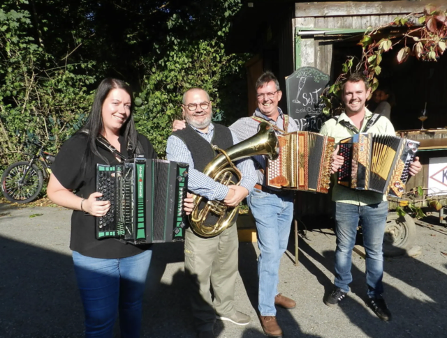 Titelfoto Wienerwald/Neulengbach: Jasmin Hackl, Ernst Sautner, und Reinhard und Dominik Hackl unterhielten die Gäste beim Schaudörren in Innermanzing mit ihrer Musik.  | Foto: Heribert Punz