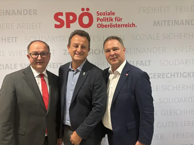 SPÖ-Bezirksvorsitzender Horst Hufnagl mit Landesrat Martin Winkler (li.) und Vizekanzler und SPÖ-Parteivorsitzender, Andreas Babler (re.) | Foto: MeinBezirk/Staudinger