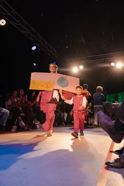 Auch schon ganz junge Designer schritten stolz mit ihrem Modell über den Laufsteg.  | Foto: leggou