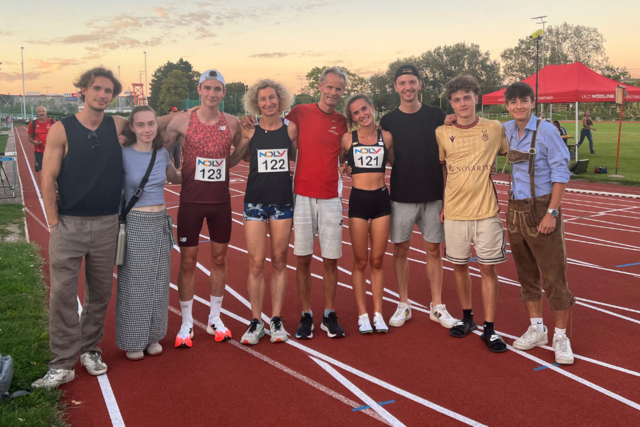 Tabea Schmid mit Familie und Fans nach U20-Rekord. | Foto: Privat / Stefan Schmid