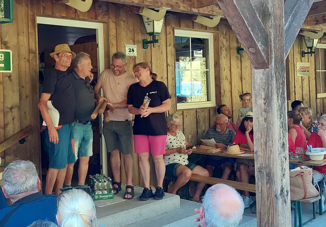 Bei der Siegerehrung - Die Mannschaft „Schlimmer geht’s immer“ konnte sich erfolgreich gegen die Konkurrenz behaupten und sich den Turniersieg sichern. | Foto: SPÖ