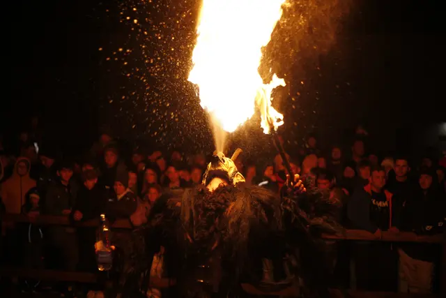 Die Liesingtola Köllateifl'n sind einer der wenigen Vereine, deren Krampusse durch die Masken Feuer spucken.  | Foto: Rene Schmedler