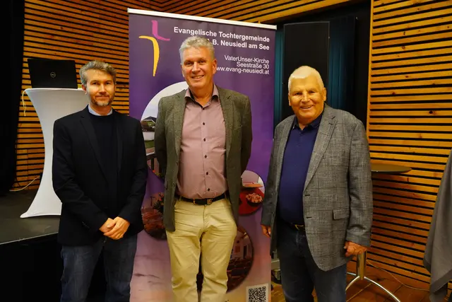 Philipp Jurenich vom kath. Forum für Erwachsenenbildung der Diözese Eisenstadt, der Vortragende und Historiker Dr. Herbert Brettl sowie DI Werner Hermeling von der evang. Tochtergemeinde Neusiedl am See  | Foto: Andrea Glatzer