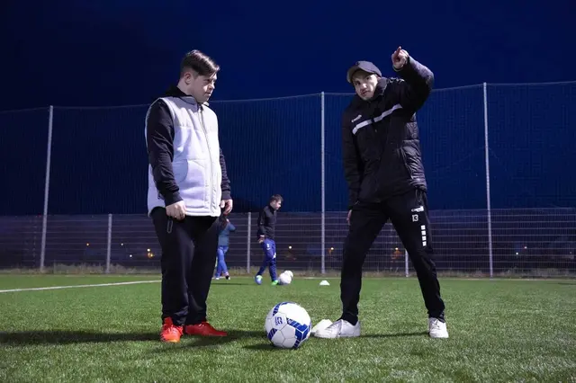 Im Training sind die Spieler und Trainer Borozni mit vollem Elan dabei. Trainiert wird immer dienstags, im Sommer draußen am Austria-Platz, im Winter in der Halle in der Zaunergasse. | Foto: zVg/Haris Borozni/SV Austria Salzburg