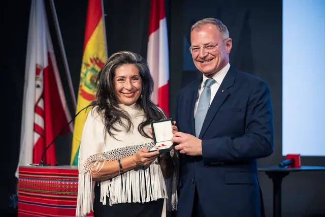 Honorarkonsulin Cecilia Baldivieso de Witzany wurde für ihr langjähriges soziales Engagement in Bolivien von Landeshauptmann Thomas Stelzer mit der Verdienstmedaille des Landes Oberösterreich geehrt. | Foto: Land OÖ/Max Mayrhofer