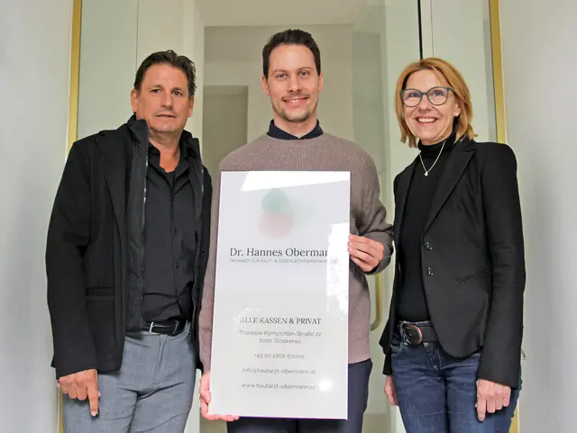 Baumeister Thomas Schmidt, Hannes Obermann und Bürgermeisterin Andrea Völkl (ÖVP) präsentieren das Hausschild der neuen Hautarztpraxis in Stockerau. | Foto: Stadtgemeinde Stockerau